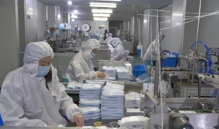 图为江西进贤县一家口罩生产企业正在生产口罩。(资料图) 万朝晖 摄